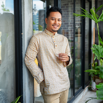 a male model posing in a lifestyle photo in an authentic batik kurta in the pattern latte kompas