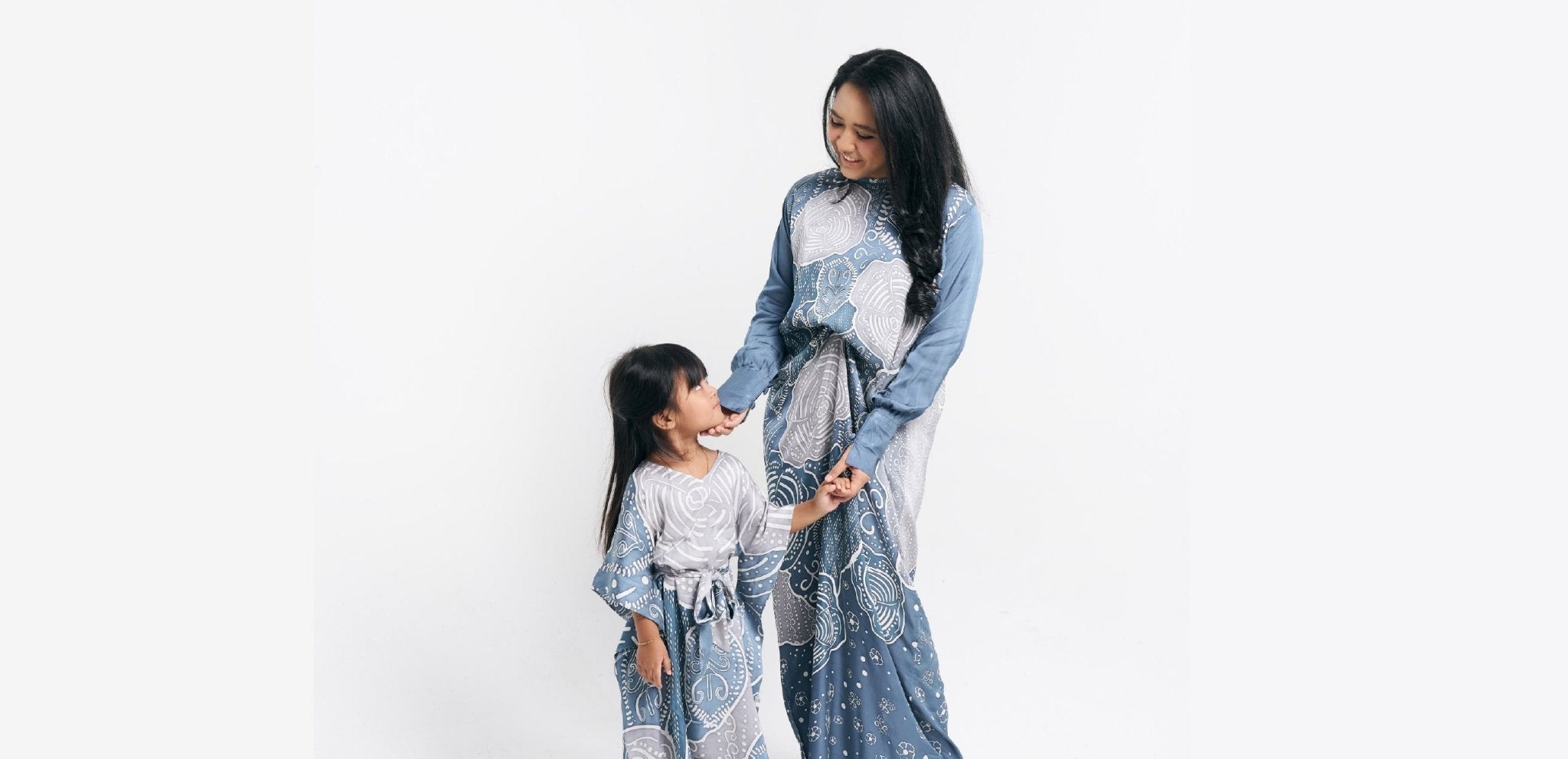 An image showing mother and daughter wearing caftan pareo dress in slate petola from batik boutique