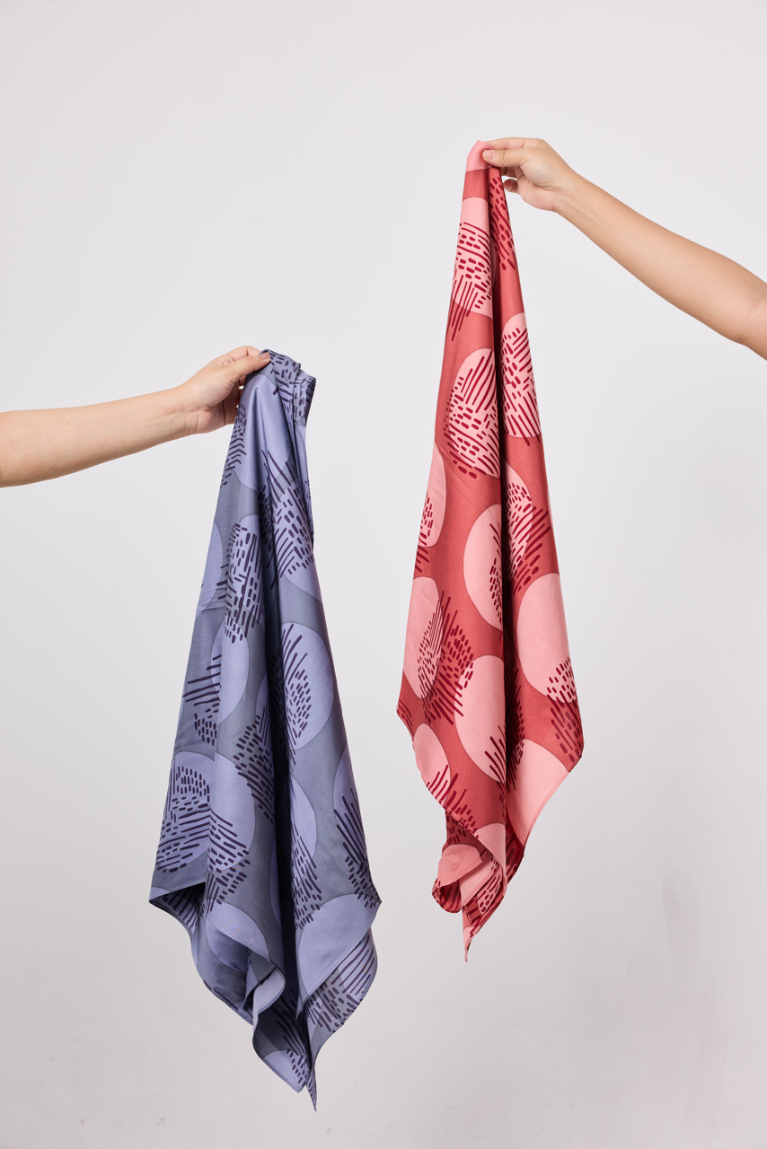 Silk vs Cotton: Which Batik Fabric Survives Humidity Better?