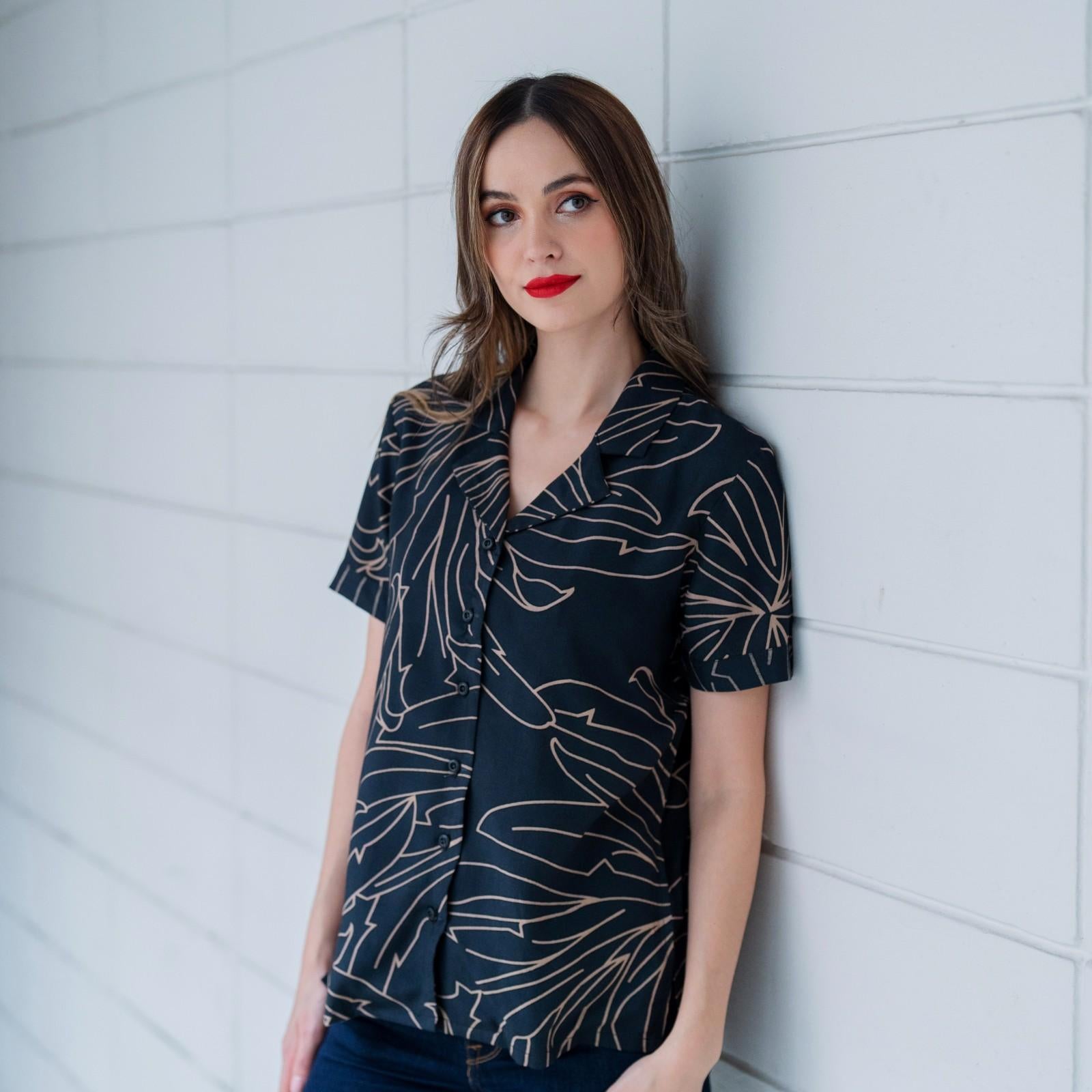 women wearing short sleeved women's cuban in onyx palma 