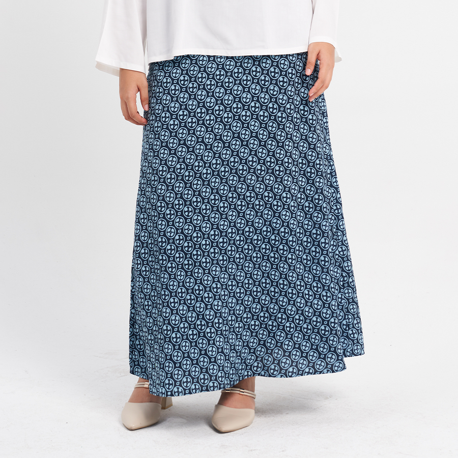 a woman wearing skirt in the pattern navy lemang against a white background