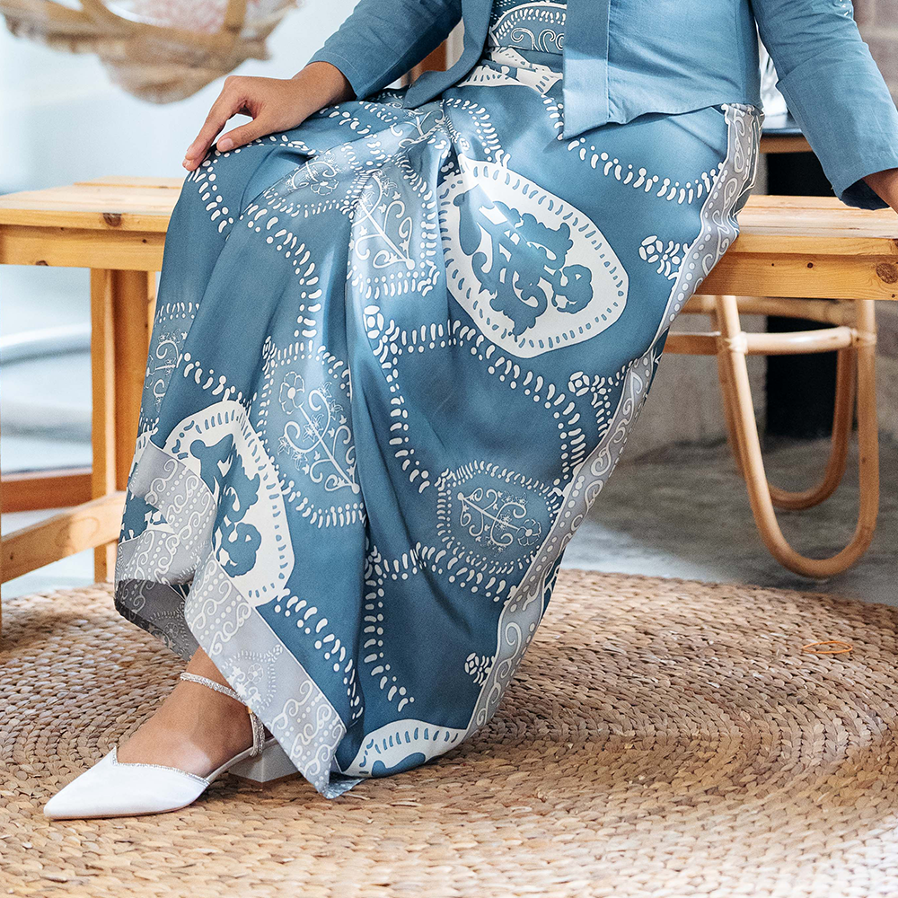 Elegant Batik Pareo in Slate Petola – A model wearing a beautifully draped batik pareo with intricate patterns, paired with a matching top