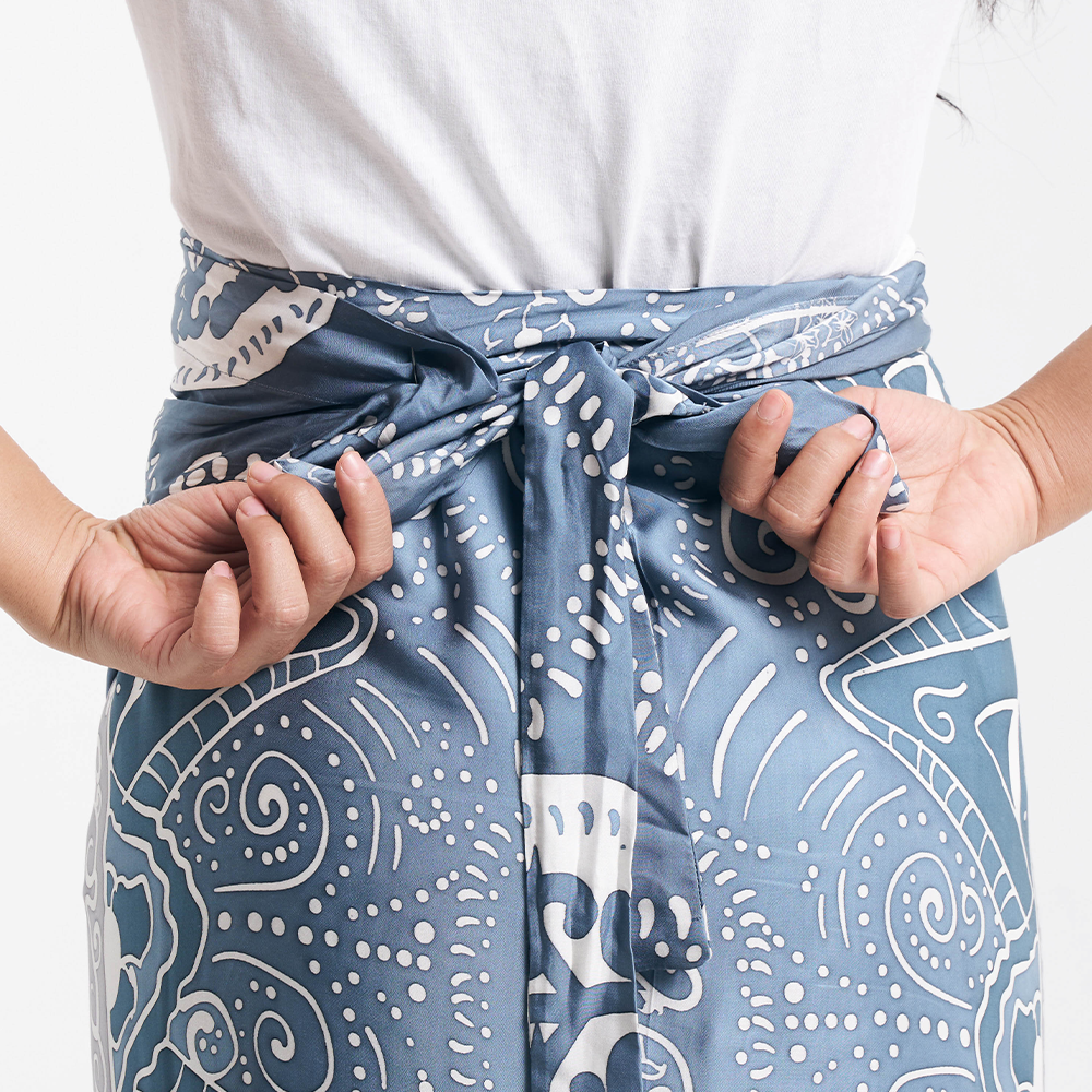 Close-up of Batik Pareo Waist Tie – A detailed view of the batik pareo's secure tie-knot style for a comfortable fit