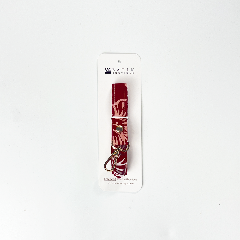 Red and white patterned dog collar on a white background with 'Batik Boutique' branding.