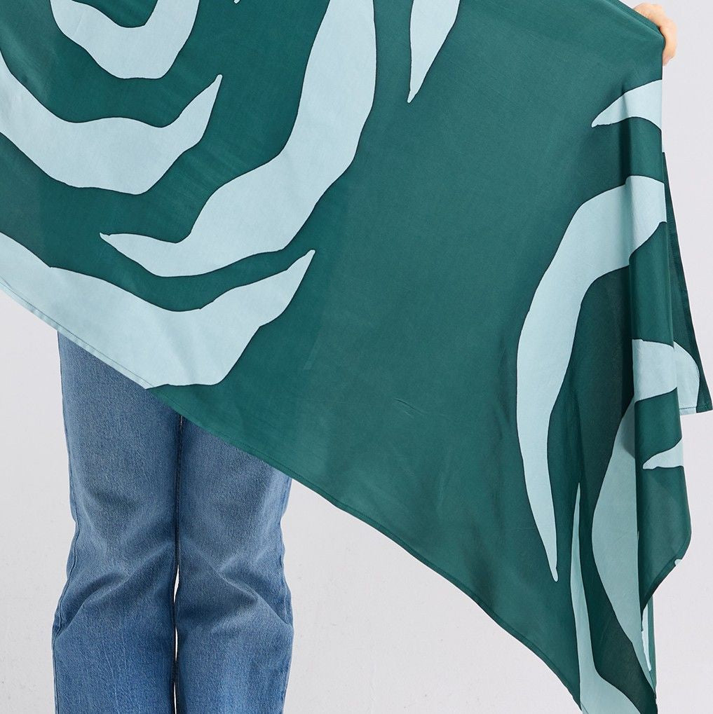 Detailed zoom photo of the emerald rose scarf 