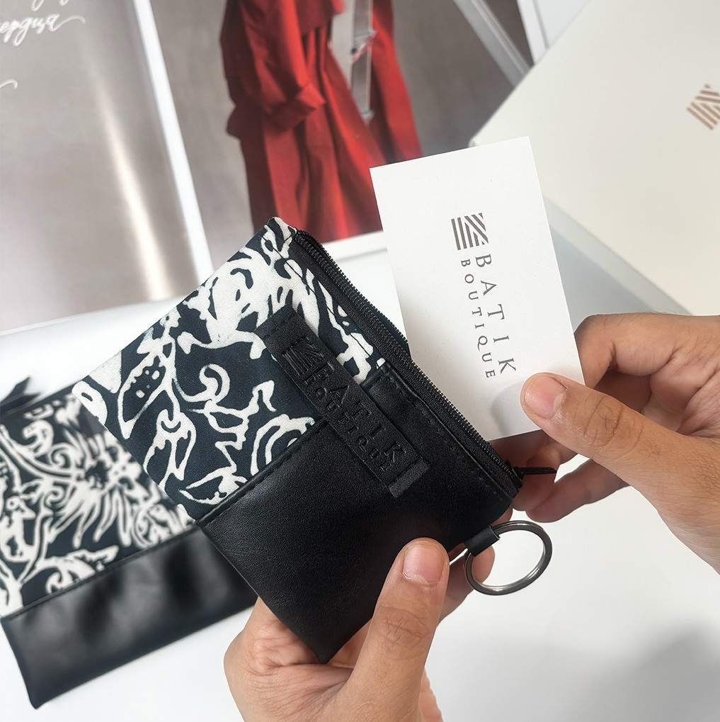 Organizer Gift Set - Black Floret cardholder being used 