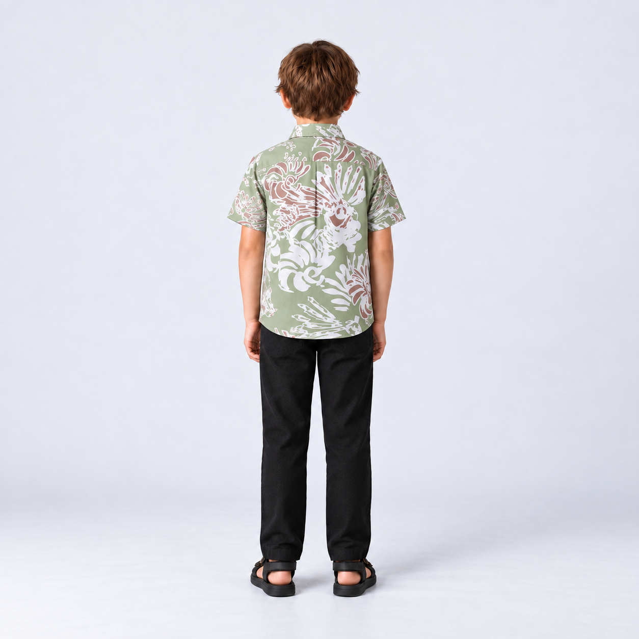 Kid facing back wearing green shirt