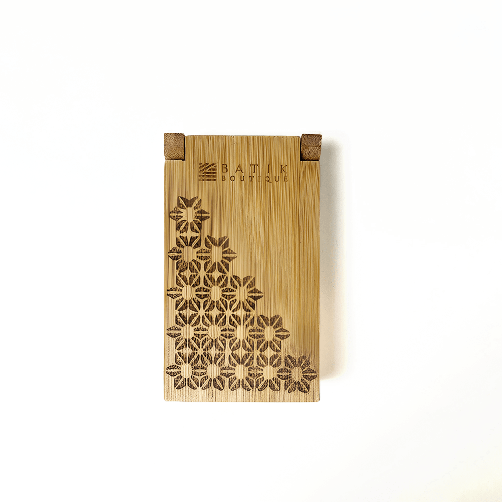 “Batik Boutique Congkak Gift Set featuring bamboo congkak board with engraved floral batik motif and garnet firework batik pouch, presented in white gift box with gemstones decor,Handcrafted bamboo congkak board laser engraved with traditional batik flower pattern, paired with dark red batik drawstring pouch — Congkak Garnet Firework by Batik Boutique