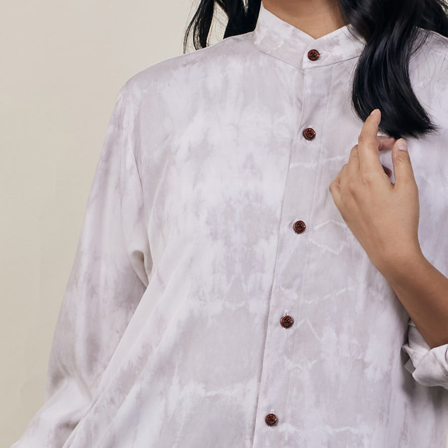 A close photo of shibori long shirt dress in mangosteen pattern showing button