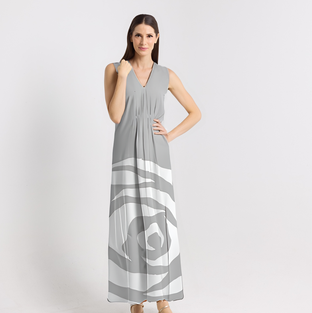 Woman wearing a gray sleeveless dress with white patterns on a light gray background.
MAXIDRESS_SILVERROSE.