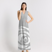 Woman wearing a gray sleeveless dress with white patterns on a light gray background.
MAXIDRESS_SILVERROSE.