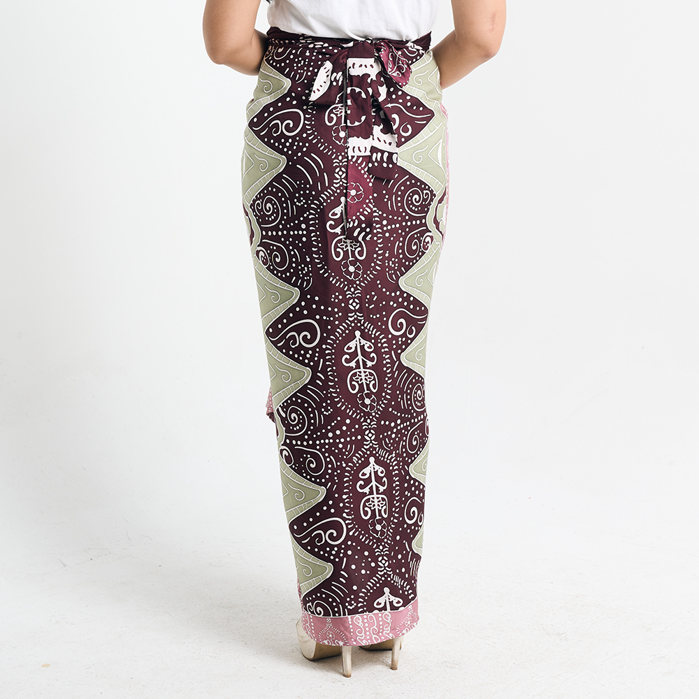 Back View of Batik Pareo – A rear view of the batik pareo, highlighting its intricate patterns and flowy silhouette