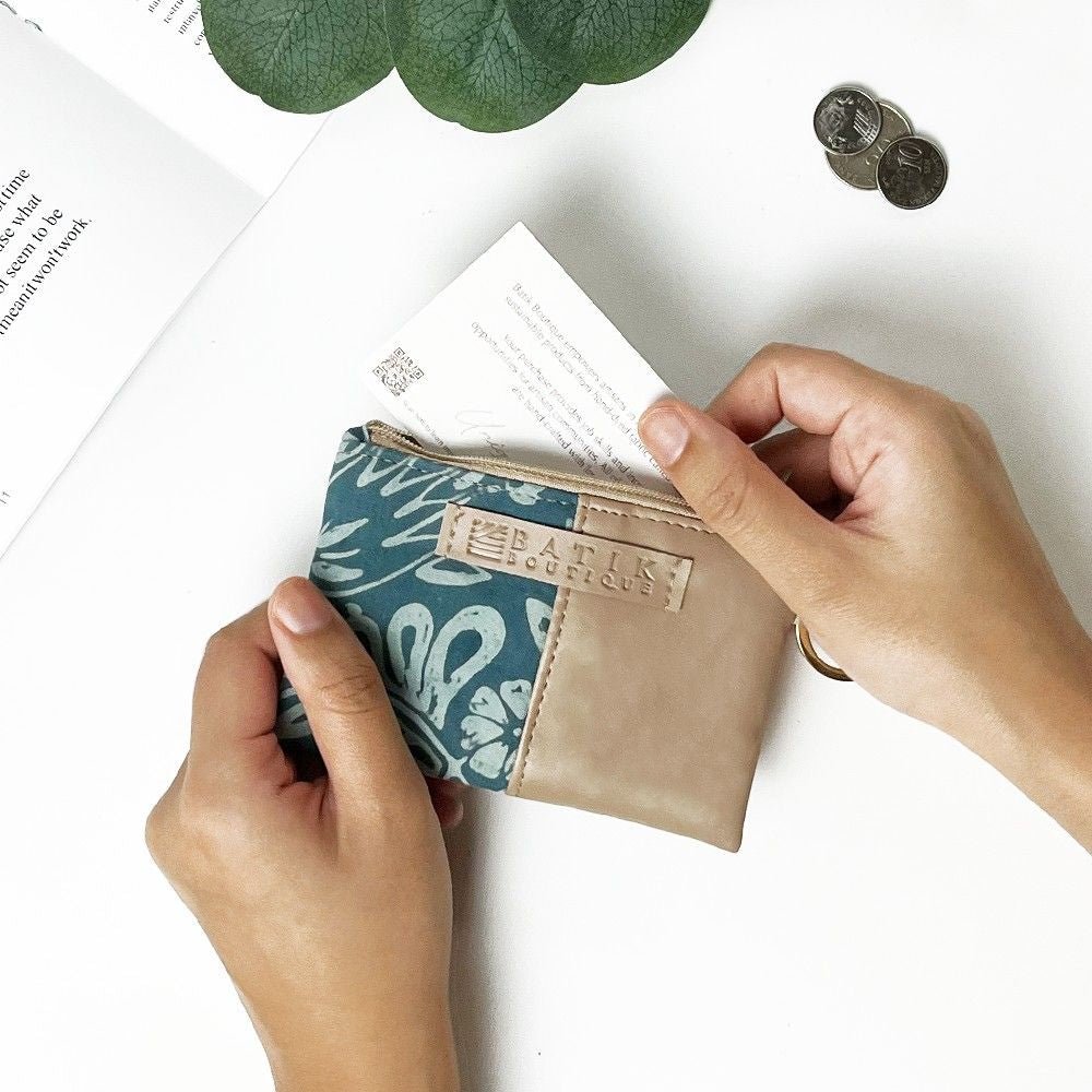 Teal ukir organizer set  show with a card being displayed 