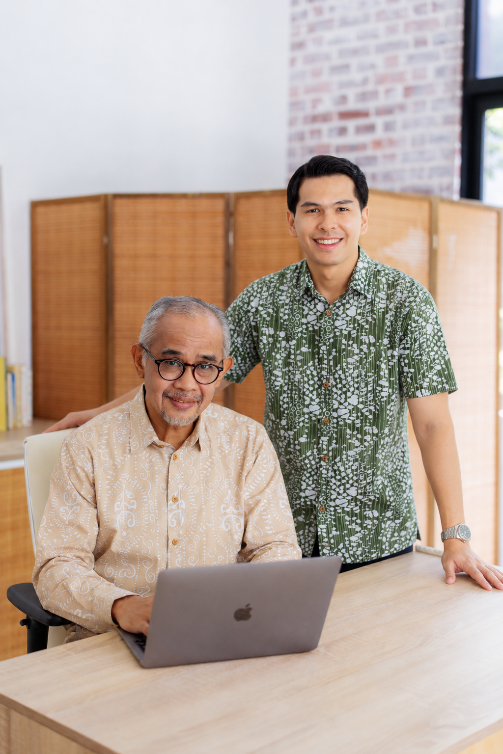 Two_colleagues_in_an_office_portrait.png