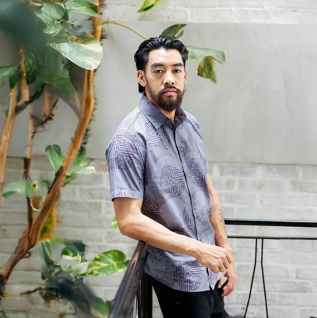 Model wearing Violet yuan dian men's shirt 